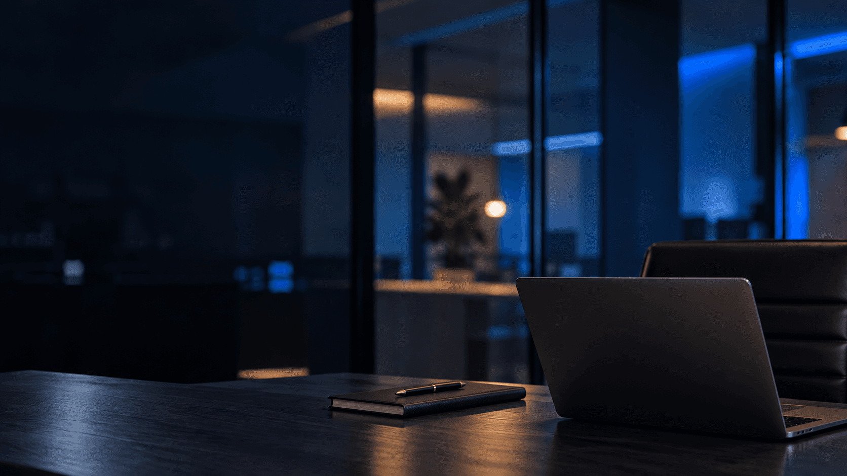 Mesa de trabalho com notebook no escritório